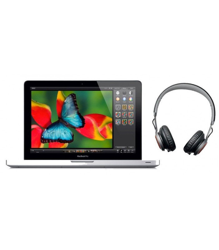 Apple Macbook Pro and Headphones